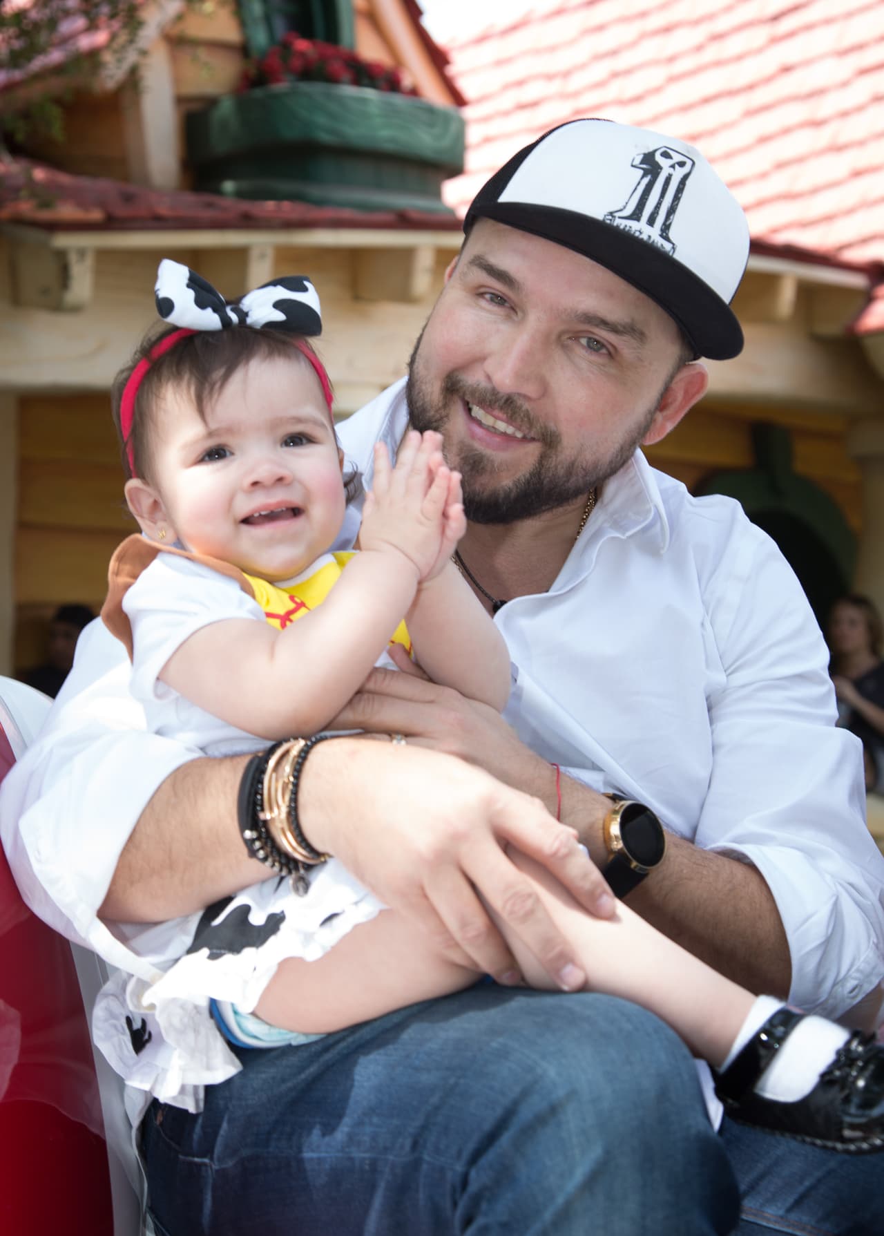 La pequeñita estuvo de lo más divertida en compañía de toda su familia.