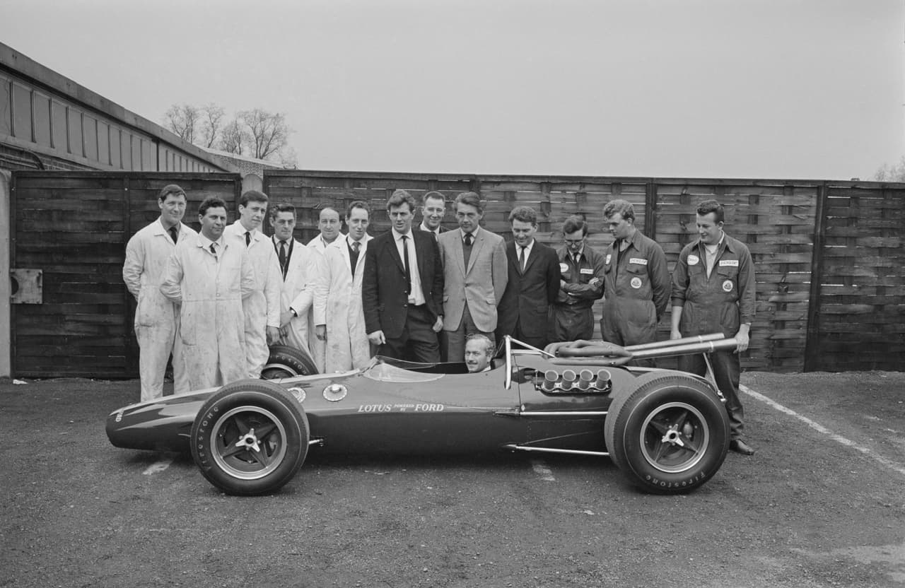 <h3 class="cms-H3-H3">12. Lotus Cars</h3>
<br>
<br>Lotus Cars fue fundada por Anthony Colin Bruce Chapman en 1948, y en realidad comenzó construyendo su primer automóvil Lotus en un establo junto a 'The Railway Hotel' en Hornsey, Londres.
<br>
<br>Chapman tenía solo 20 años cuando comenzó a construir autos Lotus, y ahora son autos deportivos increíblemente populares y autos de carreras competitivos en el circuito de Fórmula 1.
<br>
