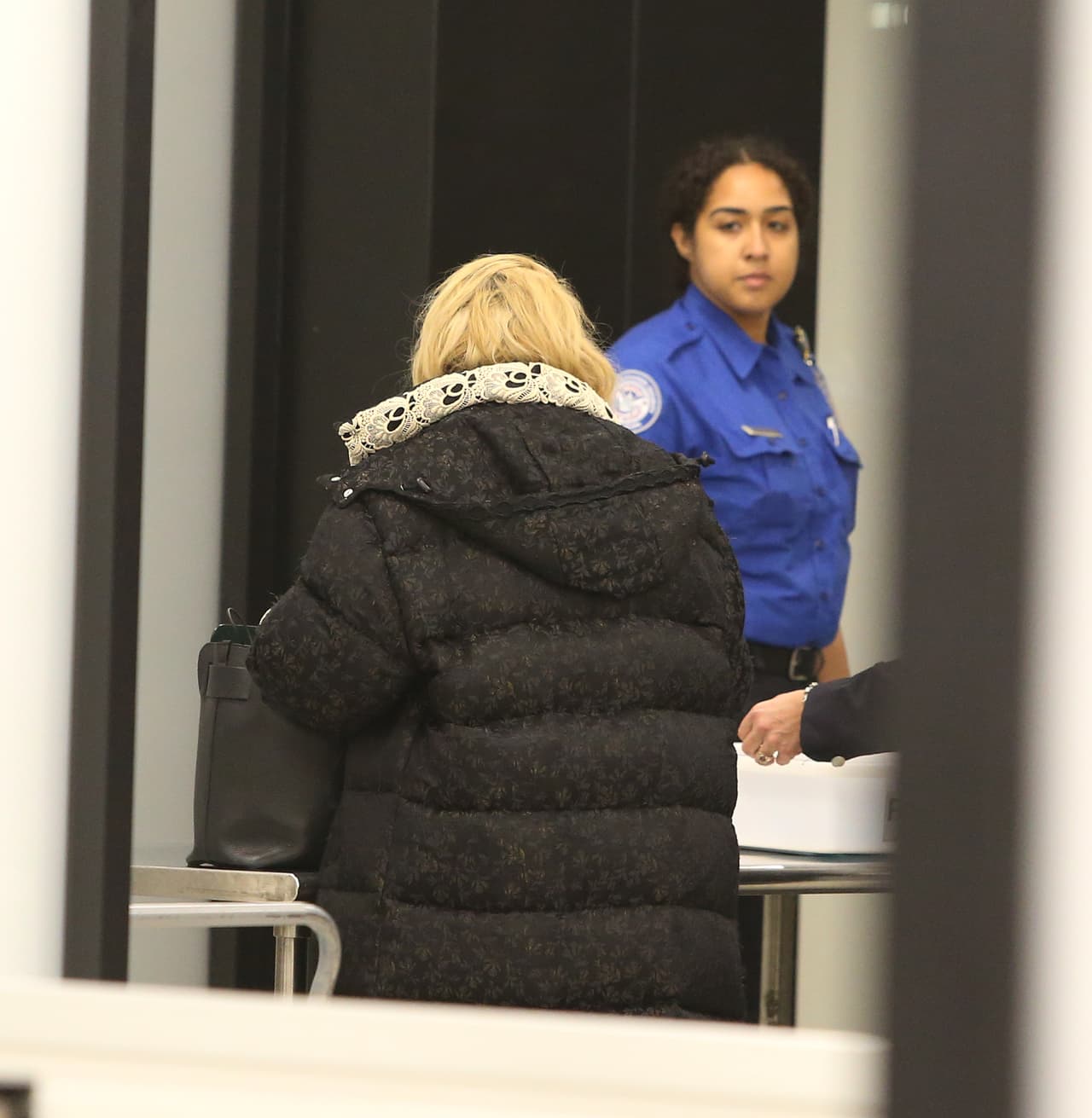 Y cuando llegó, se tuvo que despojar de burka y lentes ante la mirada de los oficiales de TSA.