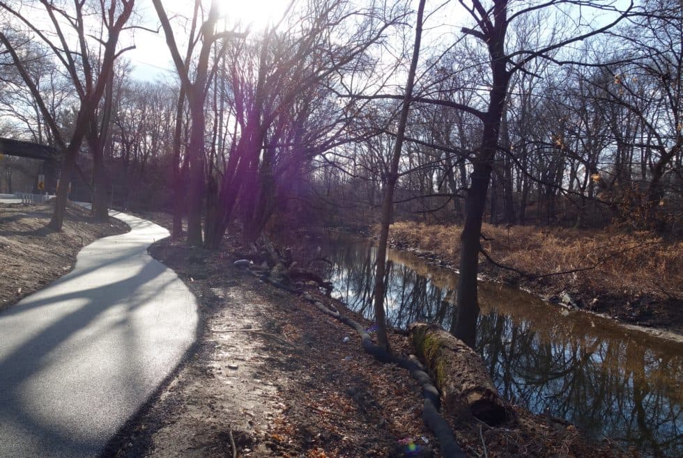 <b>Sendero de Cobbs Creek</b>
<br>Más al oeste, esta vía verde recién ampliada ahora se extiende a lo largo de la frontera del condado por 4.2 millas hasta Woodland Avenue. A partir de ahí, es solo un paseo corto para conectarse con
<a href="https://www.schuylkillbanks.org/landmarks/58th-street-greenway" target="_blank">Bartram's Garden</a> o el Refugio Nacional de Vida Silvestre John Heinz. Aunque si te sientes realmente ambicioso, esta sección de la
<a href="https://map.greenway.org/?loc=14,39.93396,-75.24605" target="_blank">Vía Verde de la Costa Este</a> teóricamente se extiende desde Key West hasta la frontera con Canadá.
<br>