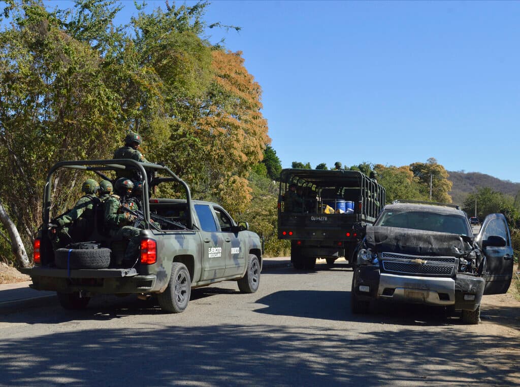 El cartel de Sinaloa, envuelto en guerras internas, es considerado por la agencia antidrogas DEA como uno de los principales responsables del tráfico de fentanilo, una droga 50 veces más potente que la heroína y que ha causado numerosas muertes por sobredosis en Estados Unidos.
