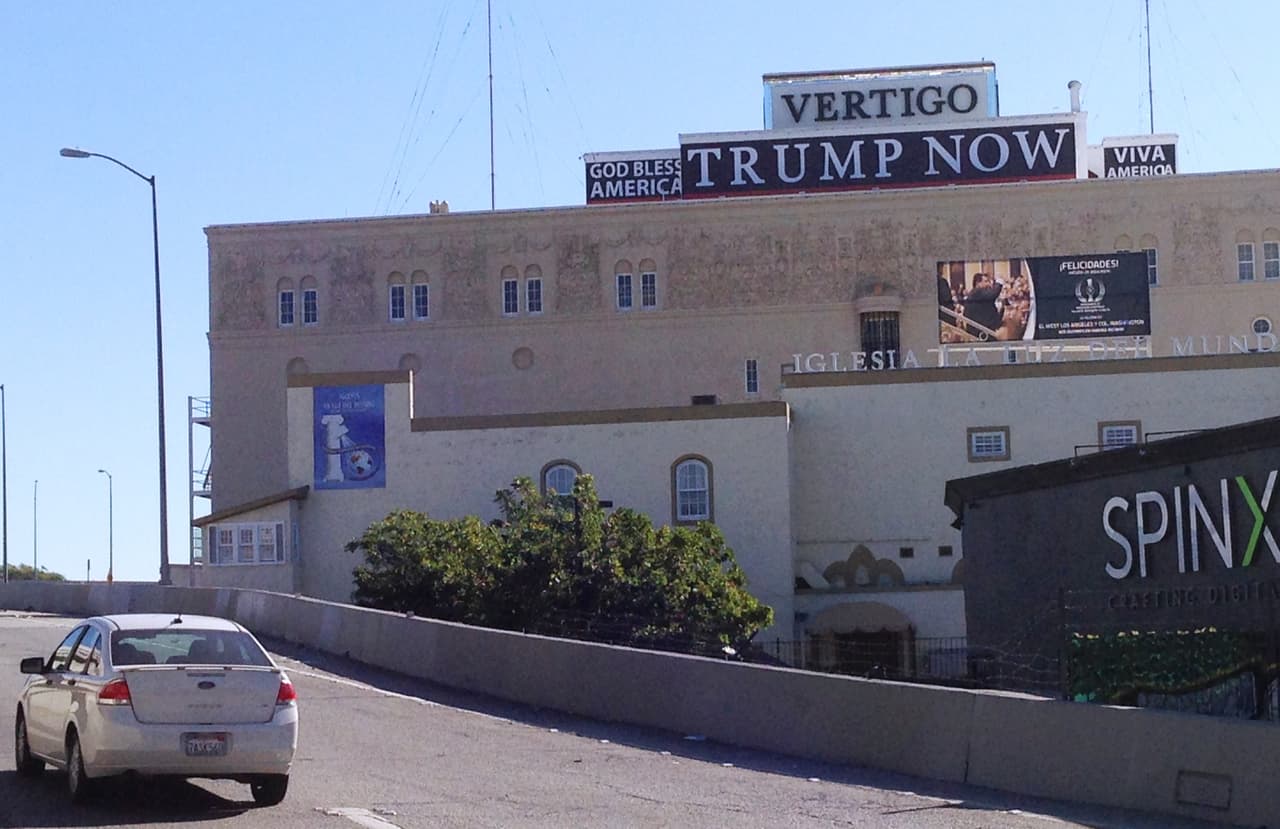 ¿Viva Trump? Letrero colocado en la intersección de autopistas 110 y 10.