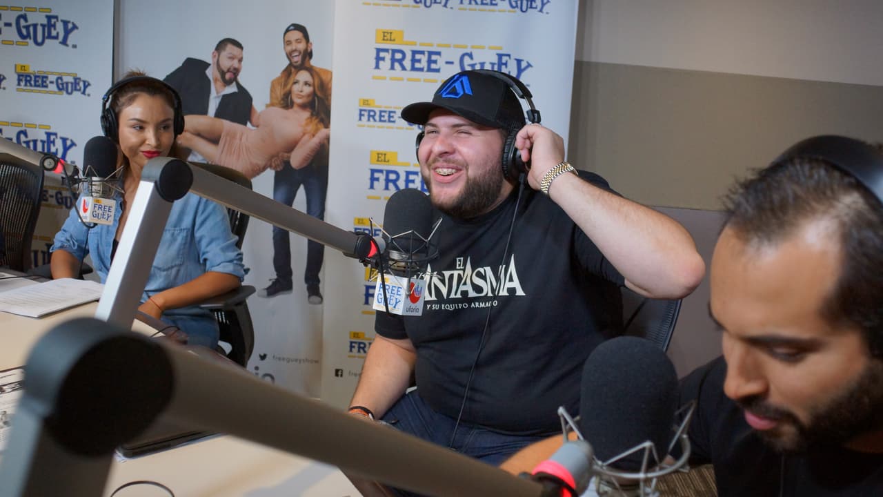 Sin pelos ni tapujos, El Fantasma se metió al Free-guey show y hasta acabó con la piñata de La Bronca.