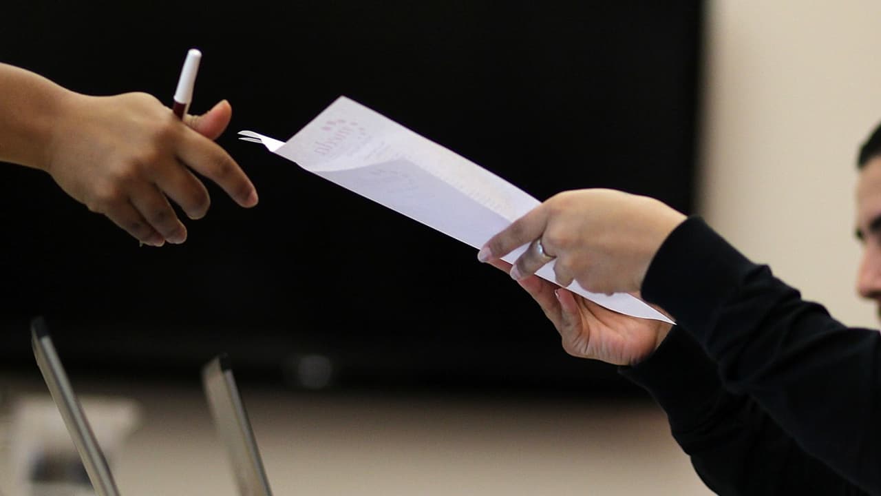 Este centro recibe a diario el apoyo de 250 voluntarios, sin embargo, para funcionar de manera óptima necesita 375 personas que donen su tiempo. Quienes quieran ayudar con el registro de los elegibles para la vacuna solo deben inscribirse en la página www.voly.org y elegir el horario que deseen. Para completar el voluntariado se necesitan 10 horas de servicio y al final podrán recibir una vacuna.