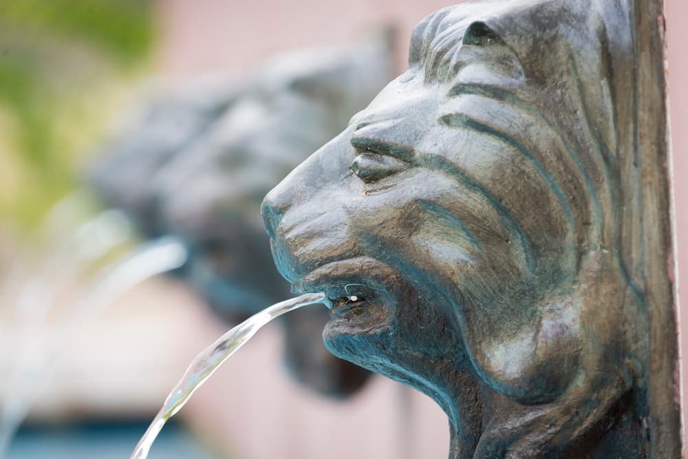 Sus jardines, patios, torres, salones, fuentes... han hecho de este espacio un lugar donde se han grabado series y películas. Además, el castillo se podía rentar para celebraciones, como matrimonios.