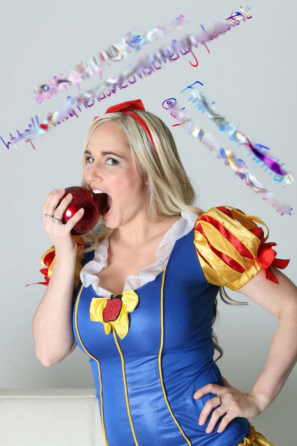 Los documentos de la corte que cita NBC, señalan que la actriz de cine para adultos envió al oficial una tarjeta de agradecimiento con $2,500 dólares como pago inicial del golpe.