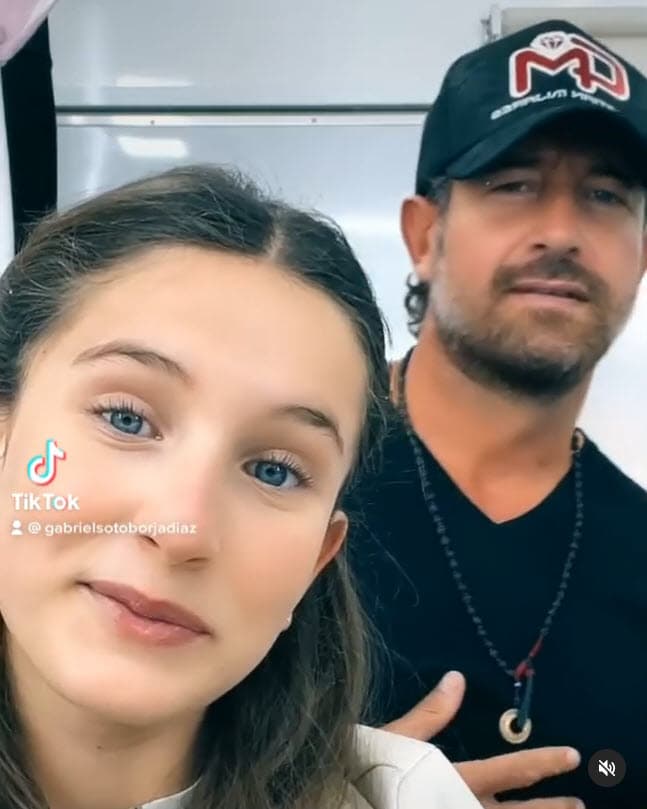 Padre e hija bailaron en Tik Tok el tema'Another one bites the dust' del legendario grupo Queen: "Mientras esperamos a que entre a escena", se lee en la publicación.
<br>