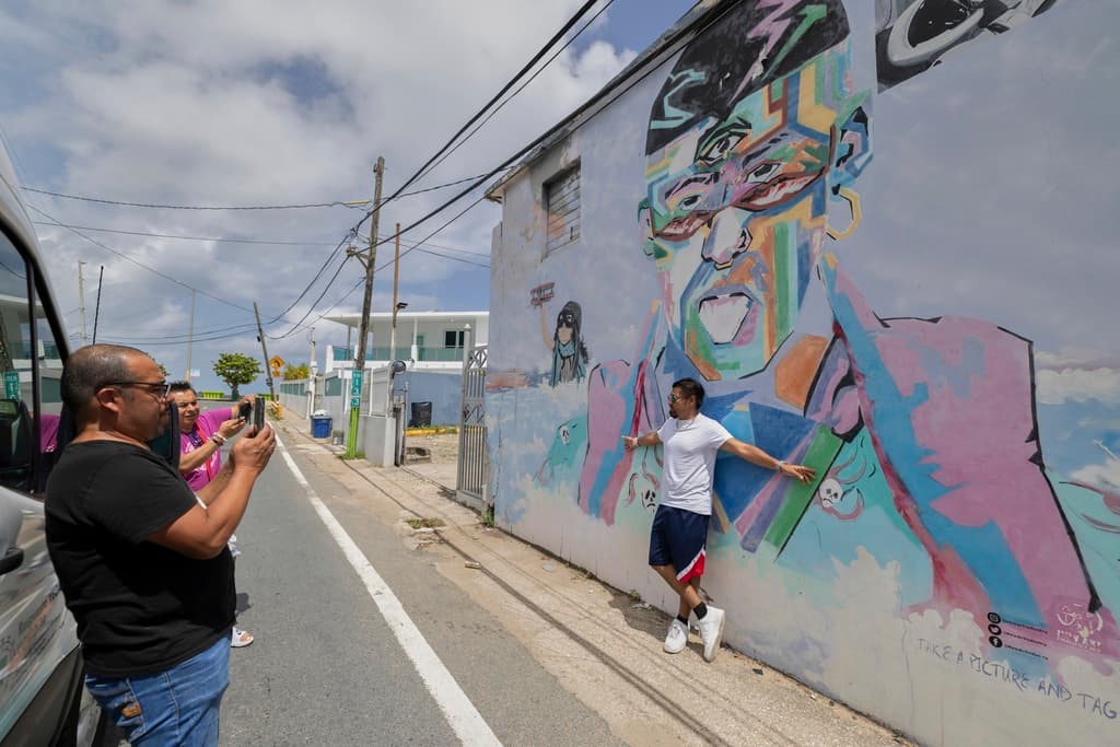 En Vega Baja, la ciudad que vio crecer al llamado 'Conejo Malo', el orgullo por el artista es evidente. Hay murales como este, del artista Eric Chacón,
<b> </b>destacando la imagen de 
<b><a href="https://www.univision.com/local/puerto-rico-wlii/bad-bunny-por-que-nadie-quiere-perderse-su-residencia-en-puerto-rico-video" target="_blank">Benito Antonio Martínez Ocasio</a></b>, cerca de la playa Puerto Nuevo, en donde el multiganador del Grammy creó memorias de niño.