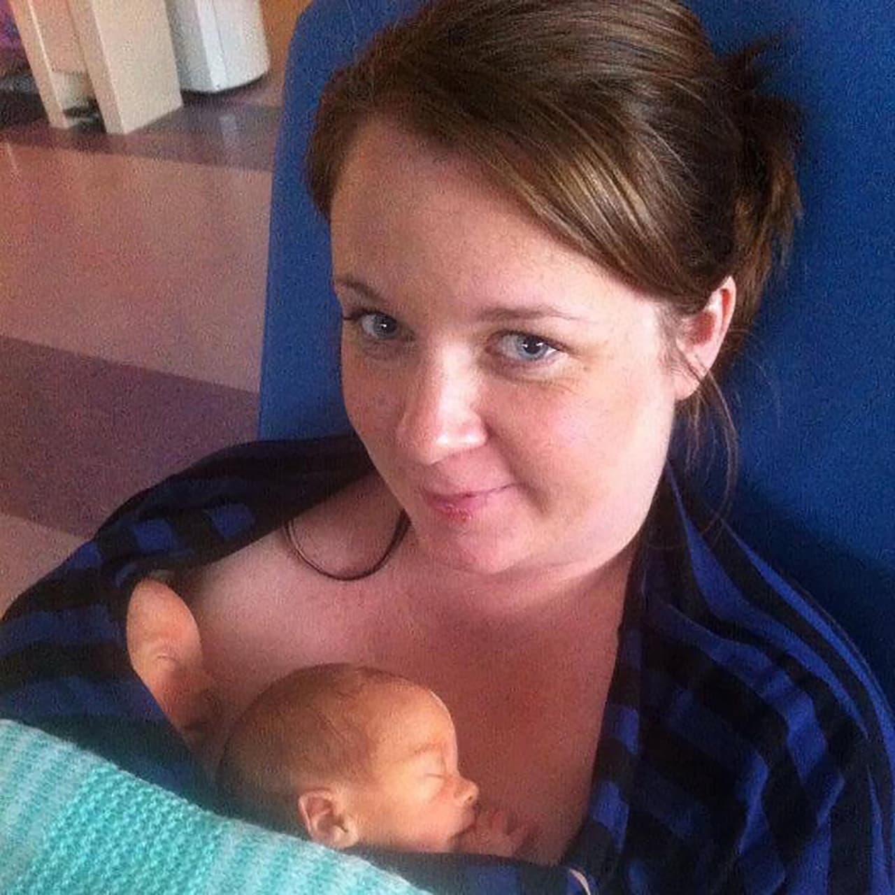 Karen declaró que mientras la cirugía se llevaba a cabo podía sentir todos los movimientos de sus bebés.