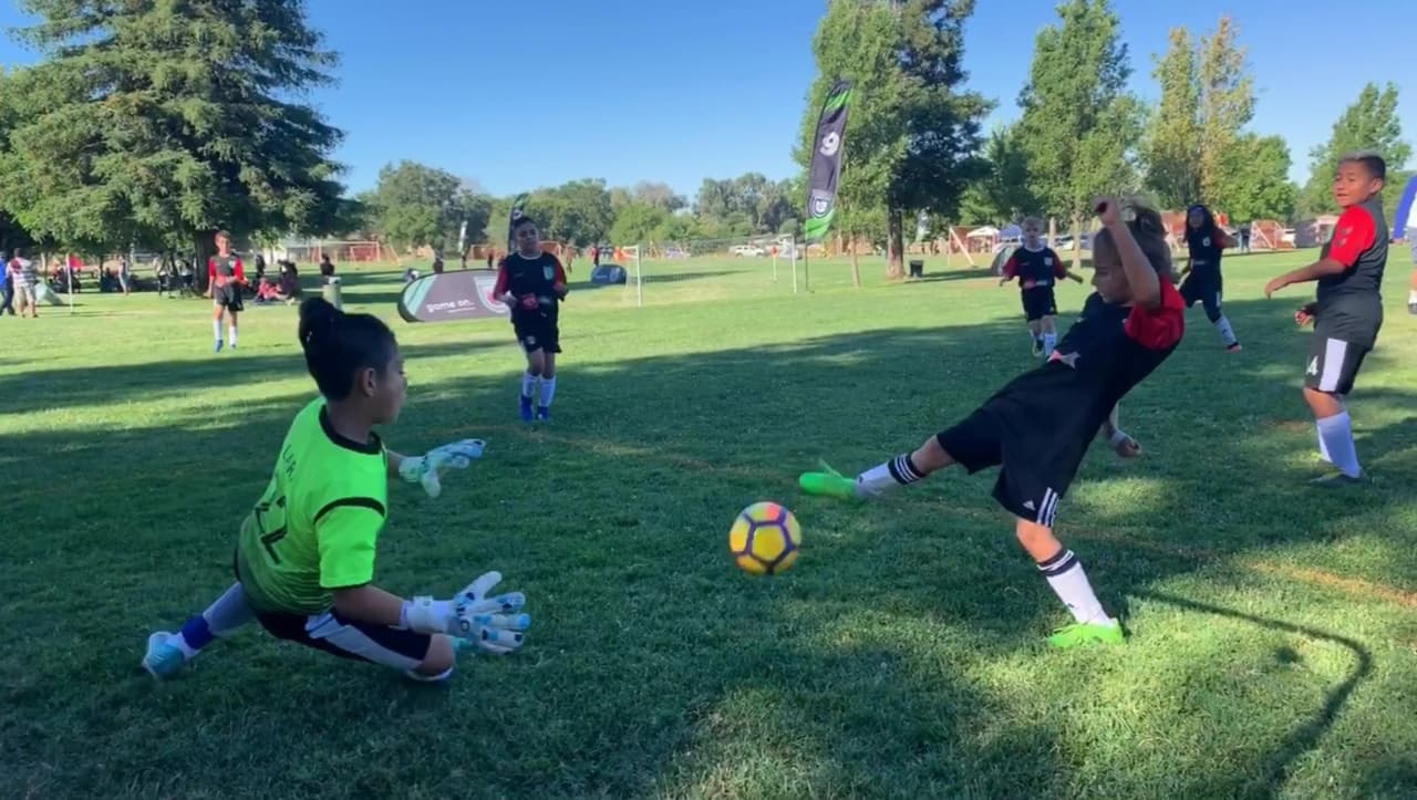 En la mañana comenzaron la fase de grupos donde los equipos participaron en tres partidos para después avanzar a la etapa de eliminación.