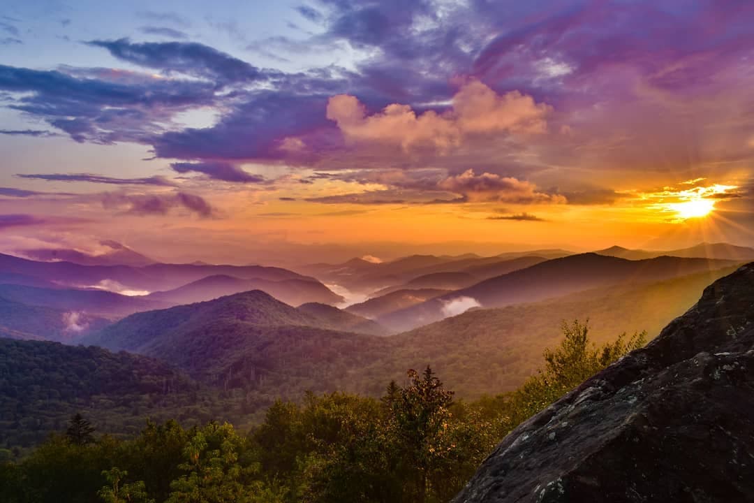 <b>Whiteside Mountain</b> está ubicado en el Bosque Nacional Nantahala. Está ubicada entre Cashiers y Highlands, en la autopista nacional 64.