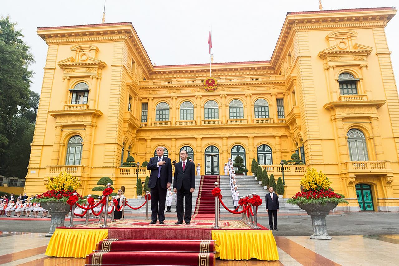 <b>Un paseo por el Palacio Dorado.</b> “Tuvimos una maravillosa visita a Vietnam, gracias presidente Tran Dai Quang!”, escribió el presidente al publicar en Twitter esta fotografía junto a su homólogo vietnamita, quien lo recibió en el palacio presidencial de Hanoi.