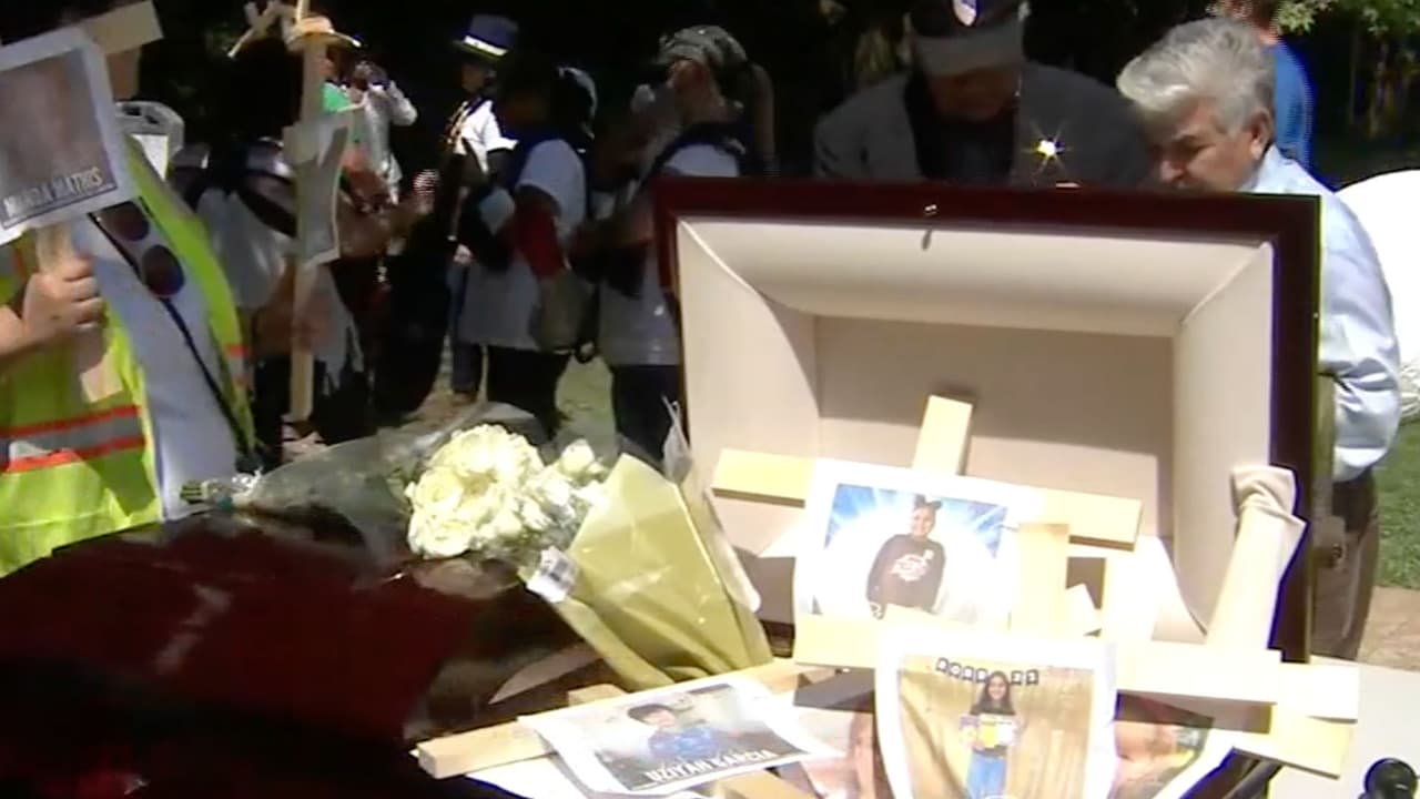 Manifestantes se han dado cita en el centro George R. Brown para protestar porque pese a lo ocurrido en una escuela de Uvalde, Texas, la convención de la Asociación Nacional del Rifle (NRA) tendrá lugar este fin de semana en la ciudad de Houston.