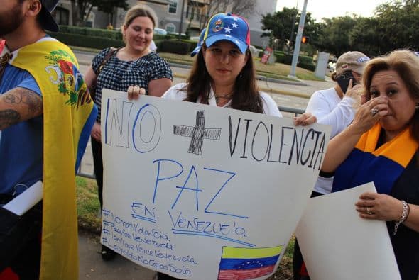 A cantos y gritos pidieron paz y libertad en la calle Westheimer, una de las más transitadas de Houston. 