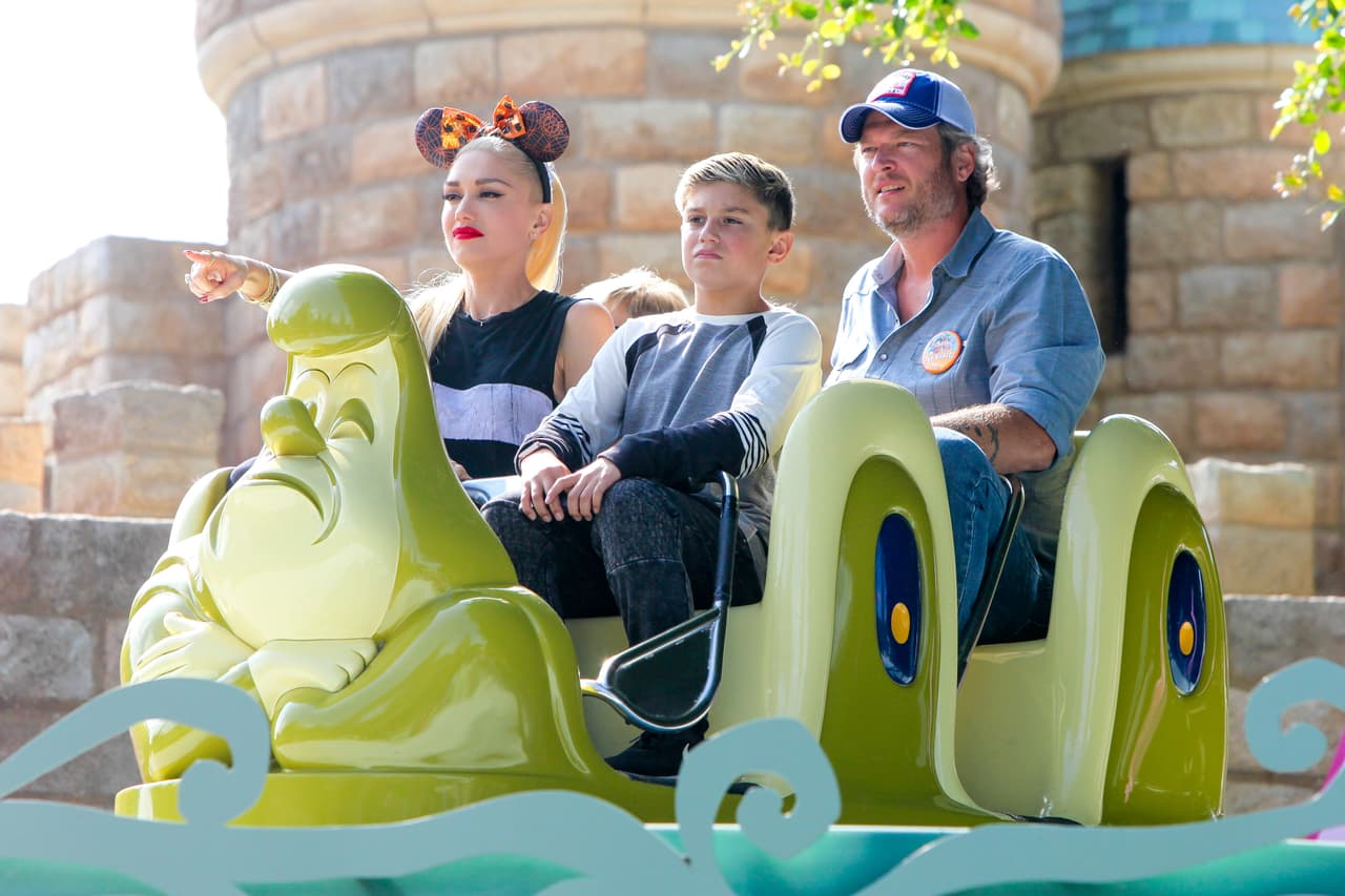 Gwen señalándoles algo a Kingston y Blake.