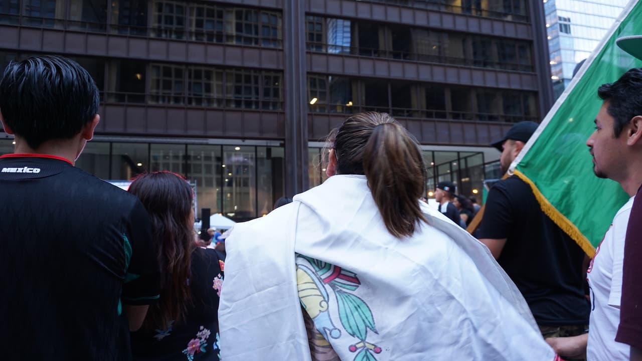 Alrededor de las 7:00 pm, cientos de personas se abrazaban en las banderas mexicanas o las ondeaban.