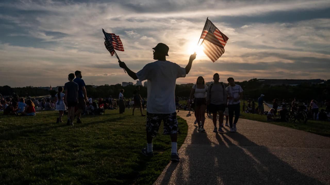 Comunidad de Los Ángeles celebra el 4 de Julio en medio del aumento de contagios por coronavirus