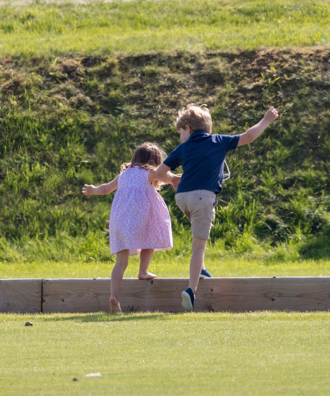 Tras verlos en
<b><a href="https://www.univision.com/entretenimiento/entre-un-hijo-y-otro-kate-middleton-arma-su-propia-coleccion-de-retratos-familiares-fotos">bodas y compromisos oficiales</a></b>, esta es la primera vez en que los príncipes George y Charlotte son vistos como lo que son, niños y con mucha energía.