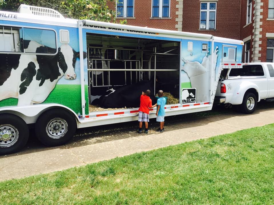 <b><a href="https://www.putnamcountydairyfestival.com/">The Putnam County Dairy Festival (4 de junio)</a></b>. El festival anual de productos lácteos del condado de Putnam es un día emocionante para toda la familia. Como tributo a la industria láctea ya las familias lecheras locales, el festival cuenta con un desfile, vendedores y hasta una carrera, entre sus actividades.