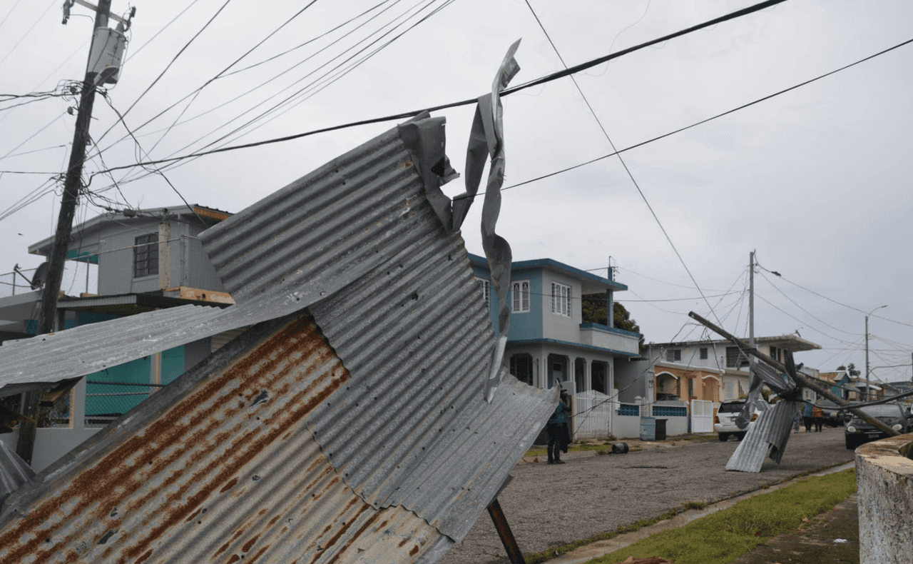 El alcalde de Arecibo también informó que trabajadores de LUMA trabajaban en colaboración con otras agencias para levantar postes y cables a fin de reestablecer el servicio de energía eléctrica.