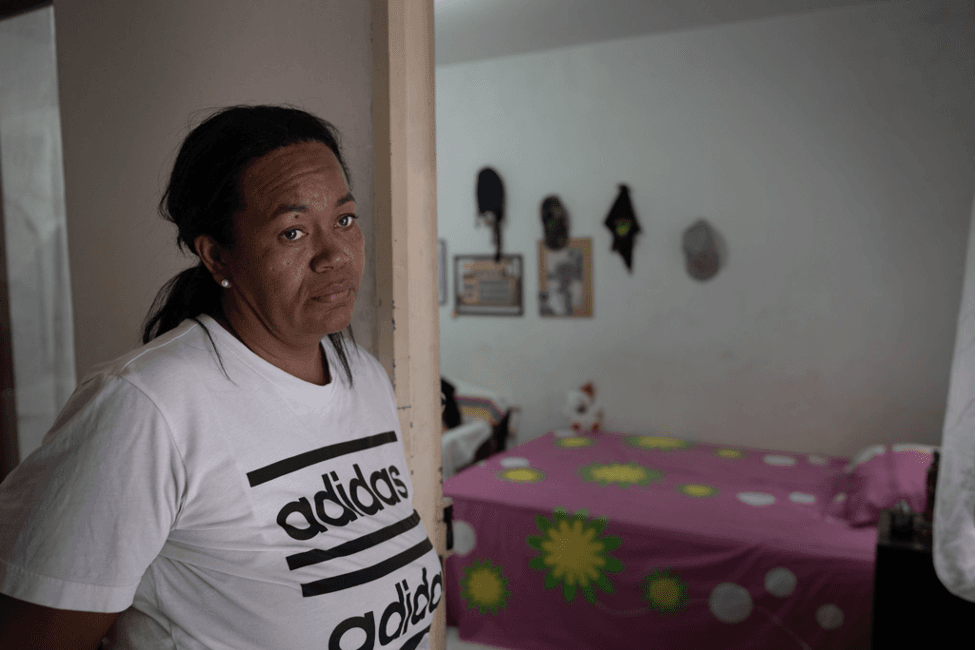 Sandra Moreno está parada delante del cuarto de su hijo en su departamento a tan solo cuadras de la bloqueada vecindad de Puerto Resistencia, Cali.