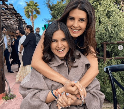 Mayrín Villanueva consuela a su hija Romina ante la cancelación de su graduación por el coronavirus 