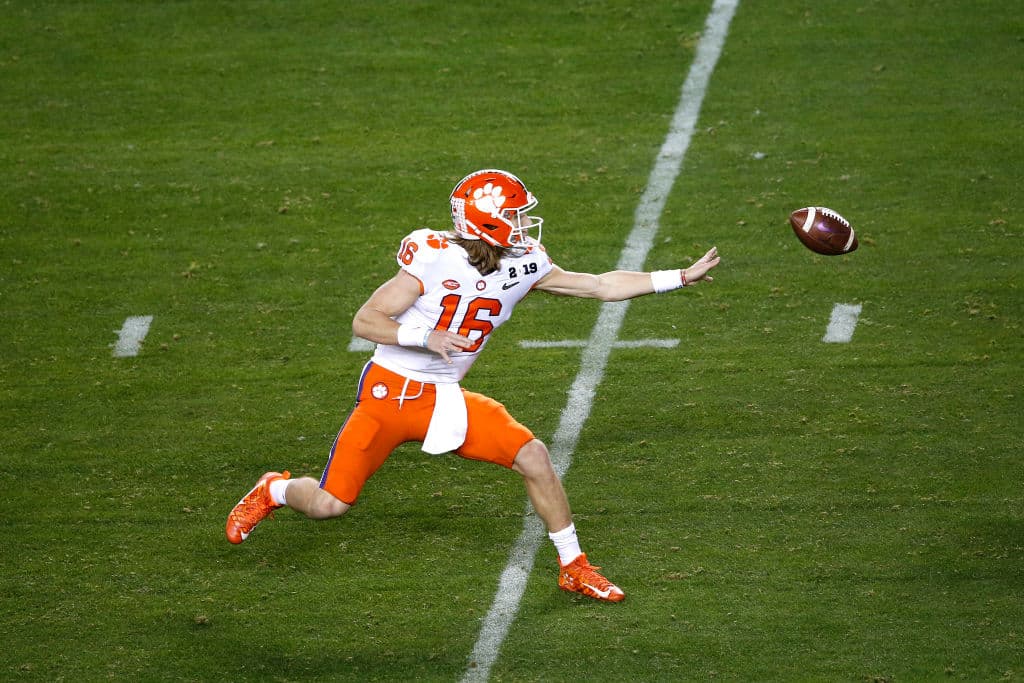 Y no se había presentado como un factor en la ofensiva de Clemson pero restando 4:38 en el primer medio, se apreció su QB Trevor Lawrence con este shovel pass para aportar a la causa.