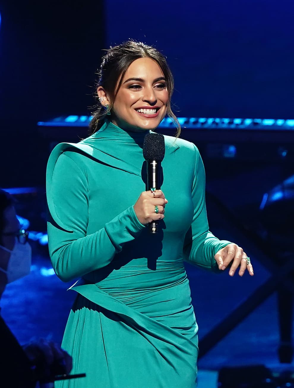 Llevaba accesorios color esmeralda muy discretos y a tono con este recatado vestido de cuello alto y mangas largas.