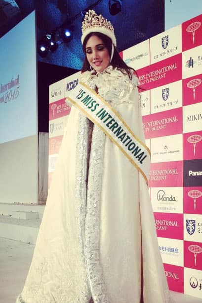 Según informes del periódico El Universal de Venezuela, el vestido que lució para esta gran noche fue confeccionado por el diseñador Hugo Espina.