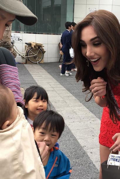 Edymar mostró mucho interés en la cultura nipona y en uno de los desfiles, quedó maravilla con los pequeños que se encontraban en el lugar.