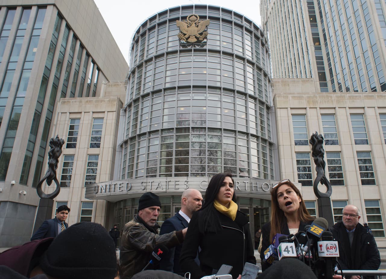 Emma Coronel acompañó a los abogados de su esposo mientras daban declaraciones a la prensa, al término de la audiencia. Pero se abstuvo de elaborar respuestas para las preguntas que le hacían a ella directamente.