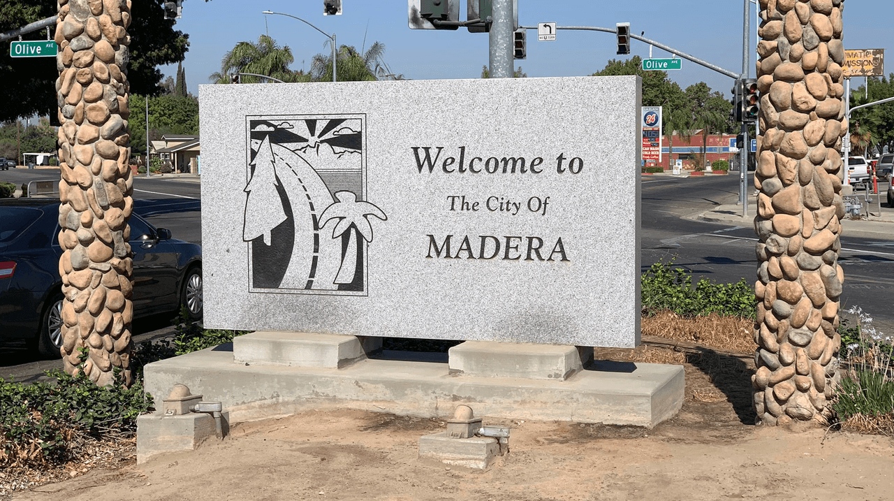 El programa de ofertas de vacunas proporciona
<b> descuentos en negocios participantes</b> para quienes estén 
<a href="https://www.univision.com/local/fresno-kftv/experto-responde-dudas-frecuentes-completamente-vacunada-contra-coronavirus">completamente vacunados</a> contra la covid-19 y usen una pulsera 
<b>#VaccinateMadera.</b>