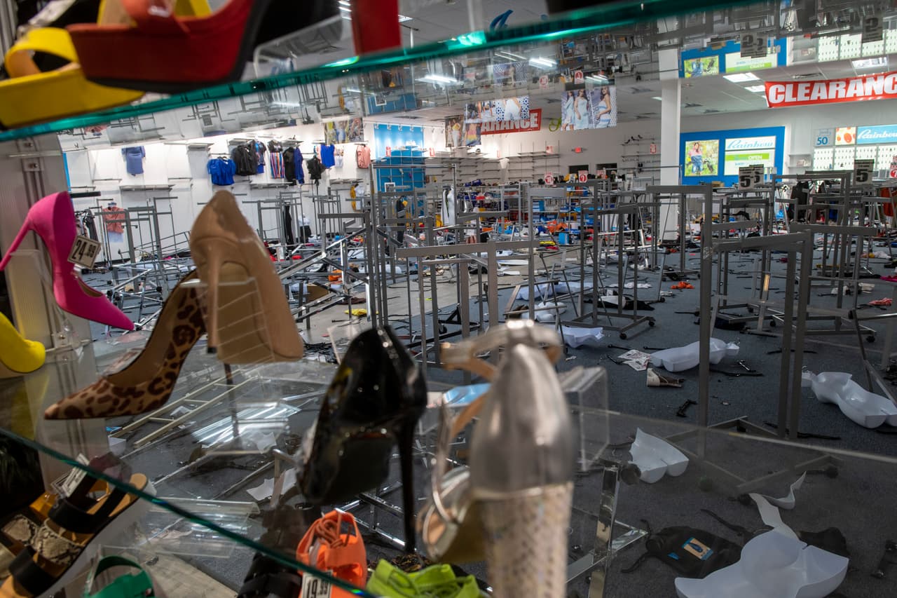 Los dueños de los locales vandalizados en la ciudad trataron de hacer un inventario preliminar de las pérdidas en sus negocios.