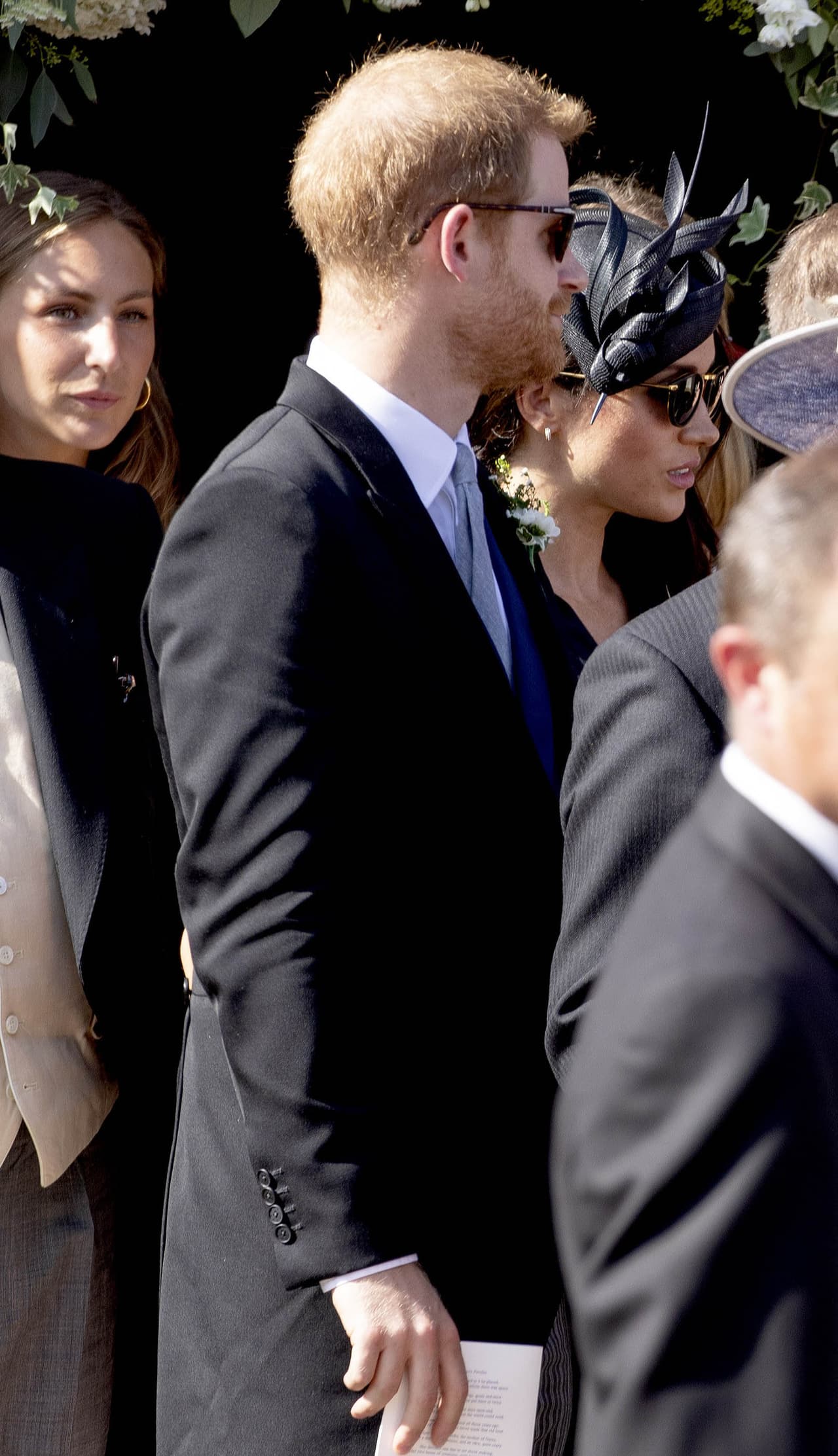 Markle lució su lujoso accesorio en la iglesia de Saint Mary the Virgin, en el pueblo de Frensham, y junto a Harry de Inglaterra se convirtió en el centro de atención.