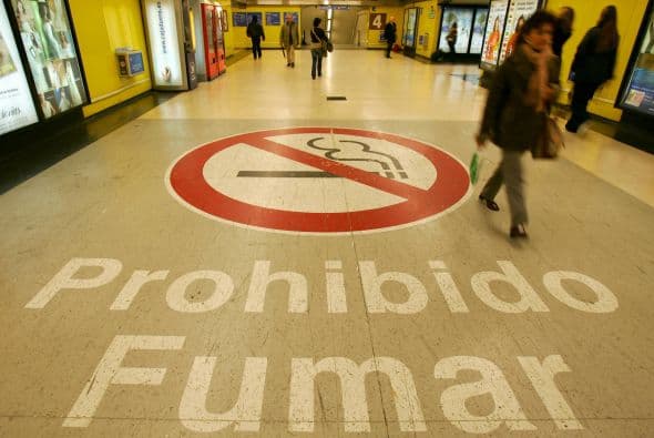 <b>Hay que tener <a href="https://www.univision.com/noticias/aumenta-a-21-la-edad-minima-para-comprar-tabaco">21 años para fumar</a>… o al menos para comprar tabaco. </b>Una de las últimas leyes en ser aprobadas por el congreso fue que, al igual que con las bebidas alcohólicas, los jóvenes que quieran comprar tabaco y sus productos, tienen que ser mayores de edad.