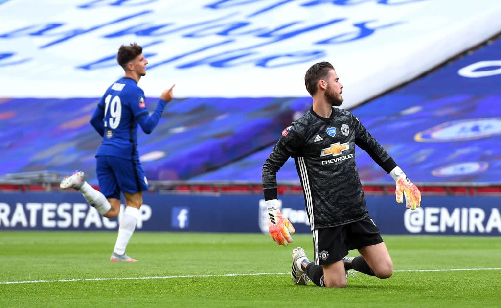 Manchester United 1-3 Chelsea | Oliver Giroud (45+11’) adelantaba a los de Lampard. Mount (46’) hizo el segundo y Maguire (74’) sepultó a los de Manchester con un autogol. El descuento llegó de los botines de Bruno Fernandes quien cobró una pena máxima. Chelsea se enfrentará al Arsenal en la final de la FA Cup, una de las competiciones más añejas del futbol mundial.
