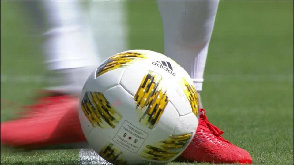 Arranca el partido y la pelota está en juego.