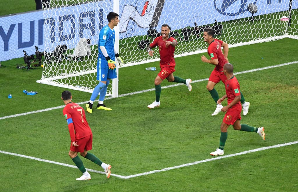 El festejo no solo era para reverenciar el golazo de Quaresma sino porque era prácticamente sellar el pase a los octavos de final, pero todavía le faltaba cuerda al partido.