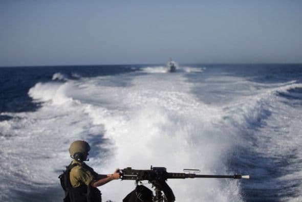 Los próximos pasos del movimiento islamista Hamás y de Israel son claves para detener la espiral de violencia que estalló el miércoles en la zona, en un aparente intento de la Yihad Islámica de arrastrar a ambas partes a un nuevo conflicto armado. "Israel considera a Hamás responsable de todo lo que ocurre (en Gaza): es el que ejerce la soberanía y el que debe responder por todo lo que ocurre", declaró un alto mando militar israelí en la zona, que reconoció que en los últimos meses no ve a milicianos de este grupo "participar en acciones terroristas". Para la Yihad Islámica, lanzar cohetes es "un medio excelente para avergonzar a Hamás, con el fin de demostrar que son ellos los que definen la agenda (política) en Gaza, mientras Hamás ha abandonado la yihad y la resistencia (armada) en busca del poder", escribe hoy el experto israelí en asuntos árabes y de Oriente Medio, Avi Isajarov. Organización mucho más pequeña, versátil e ideológica que Hamás, y sobre todo sin responsabilidades de gobierno, la Yihad trata de reavivar la lucha armada y "hace grandes esfuerzos para arrastrar (a ambas partes) a un nuevo conflicto", apelando en esta ocasión a la muerte de tres de sus hombres. Netanyahu debe decidir ahora "si quiere más violencia o seguir el toma y daca habitual con las milicias", subraya el académico.