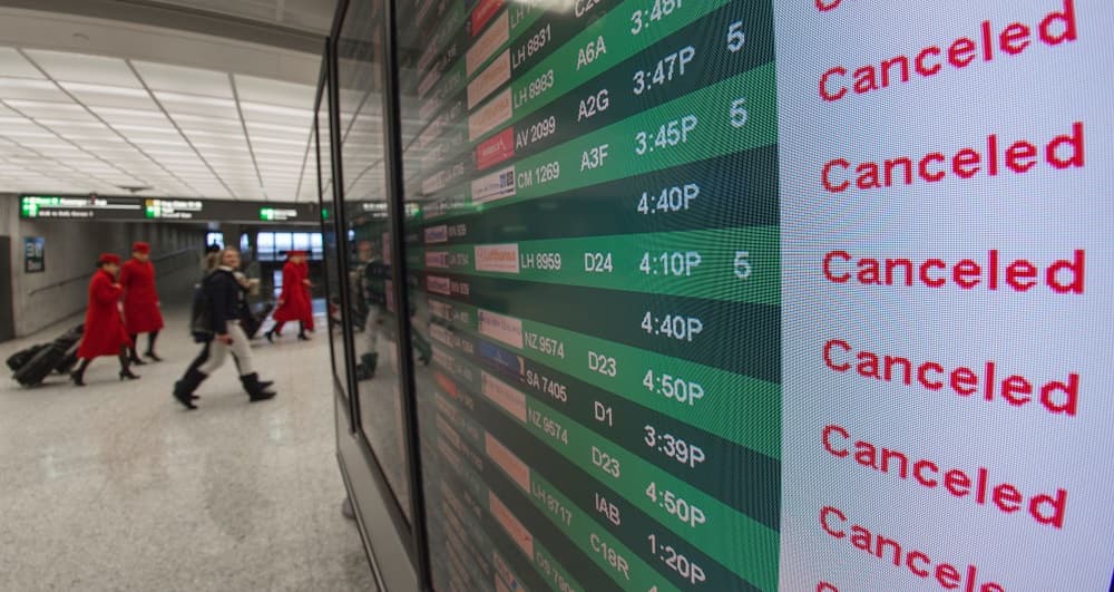 Cientos de vuelos siguen cancelados por el paso de Matthew; aeropuertos del sur de Florida retoman funciones