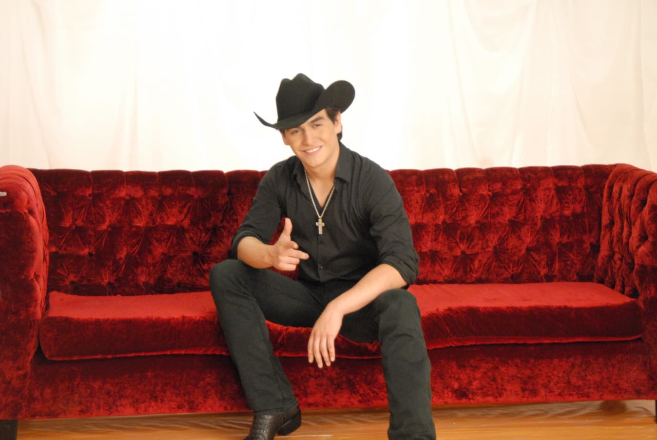 En backstage también vimos a Julián Figueroa, que posó como todo un galán grupero.