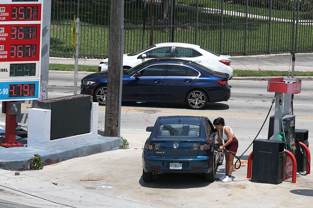 <b>Zonas más baratas del estado</b>:
<br>
<br>
<ul>
<li data-start="956" data-end="982"> Panama City: <b>$2.79</b></li>
</ul>
<br>
<ul>
<li data-start="986" data-end="1028"> Crestview–Fort Walton Beach: <b>$2.80</b></li>
</ul>
<br>
<ul>
<li data-start="1032" data-end="1054"> Pensacola: <b>$2.86</b></li>
</ul>