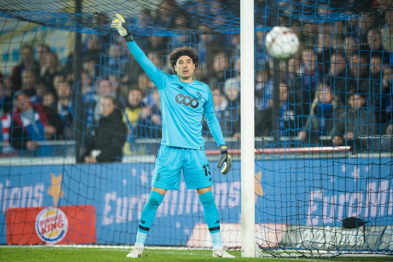 Guillermo Ochoa durante su época con el Standard de Lieja, nuevo club de Efraín Juárez