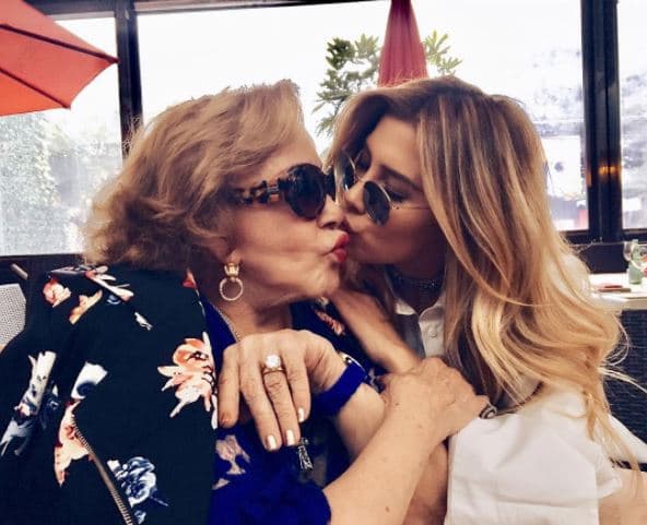 Aunque la actriz Silvia Pinal siempre ha respetado las decisiones de sus hijas y nietas, en esta ocasión se dio la oportunidad de compartir orgullosa la felicidad de su bisnieta.