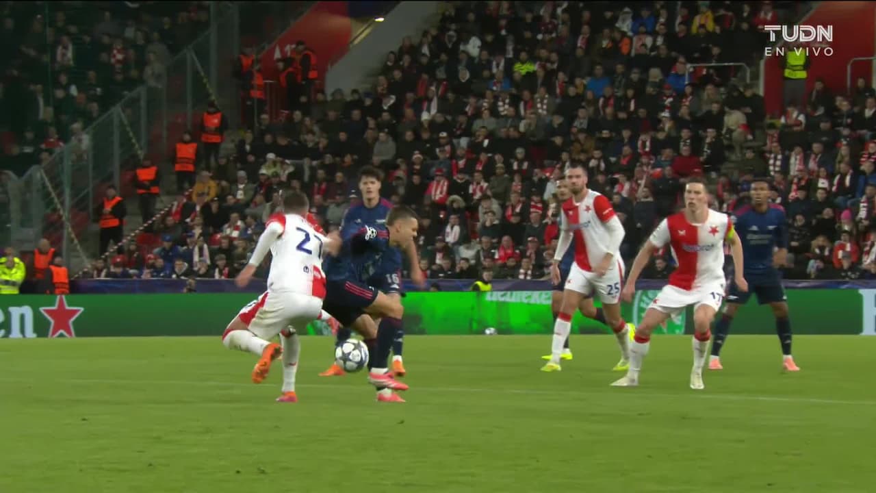 ¡TIRO ATAJADO! disparo por Bukayo Saka.