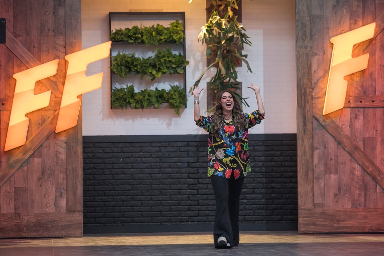 La presentadora de Pequeños Gigantes entró al foro de FFF abriendo plaza.