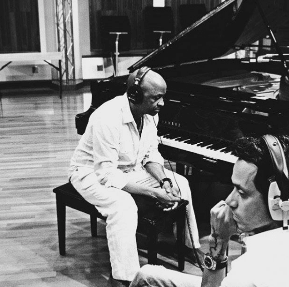 Este salsero se ha destacado por trabajar con grandes productores como Sergio George, con quien se acompaña en esta imagen.