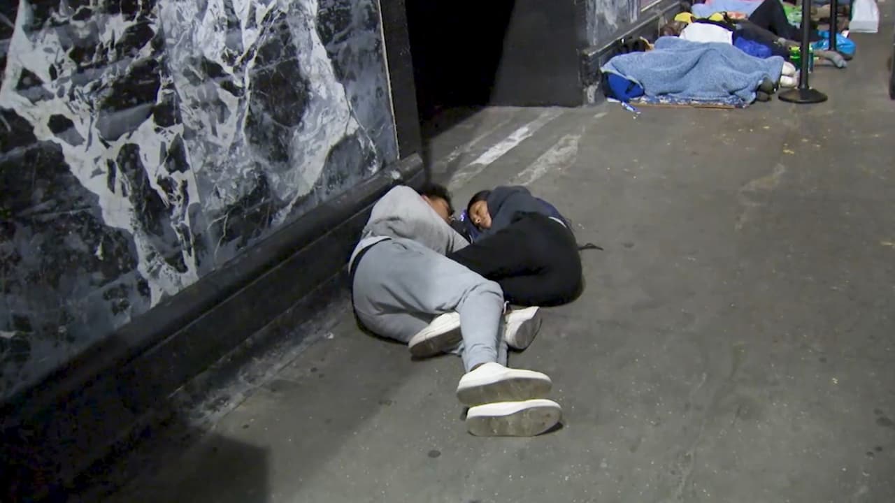Desde el fin de semana, los solicitantes de asilo duermen en las banquetas.
<br>