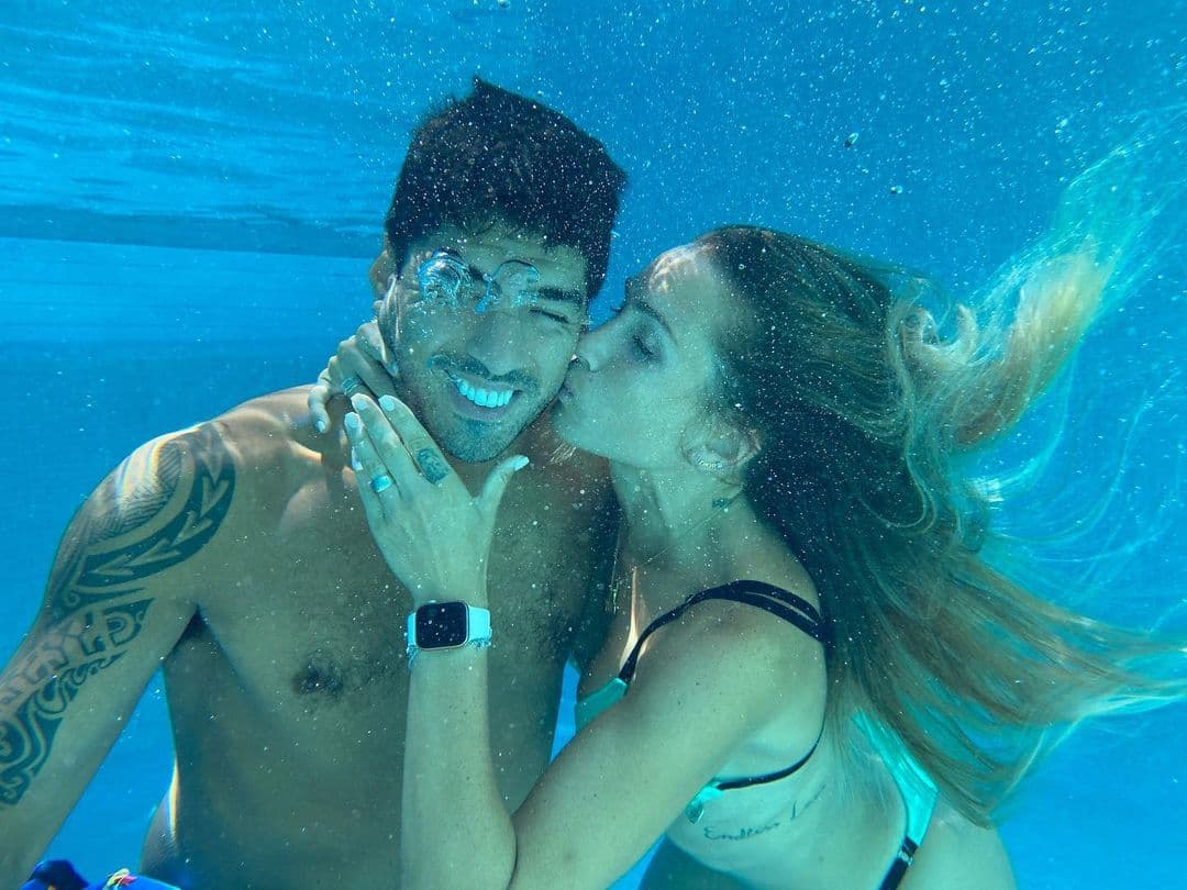 El uruguayo 
<b>Luis Suárez</b> es uno de los delanteros del Club Atlético de Madrid.
<br>