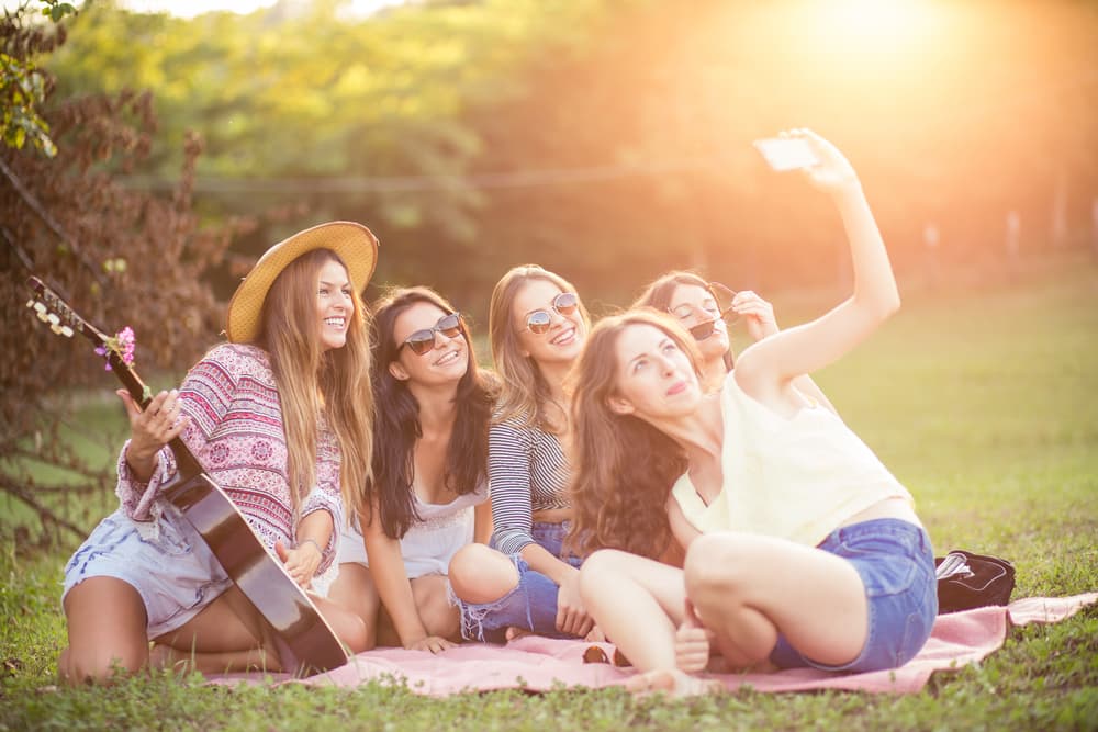 El Buey se considera uno de los signos más confiables, serios, diligentes y responsables del horóscopo chino, pero ¡no te equivoques! Esto no significa que sea aburrido o soso sino que sabe diferenciar entre el trabajo y al placer entregándose de lleno a cada uno de ellos ciento por ciento: cuando se trabaja, se trabaja, y cuando se divierte, se divierte.